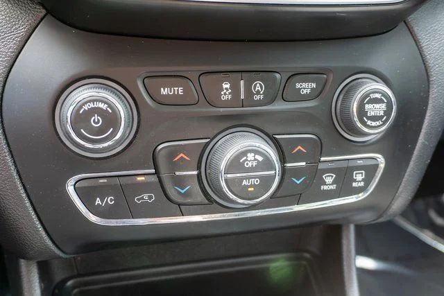Used 2019 White Jeep Limited image 27