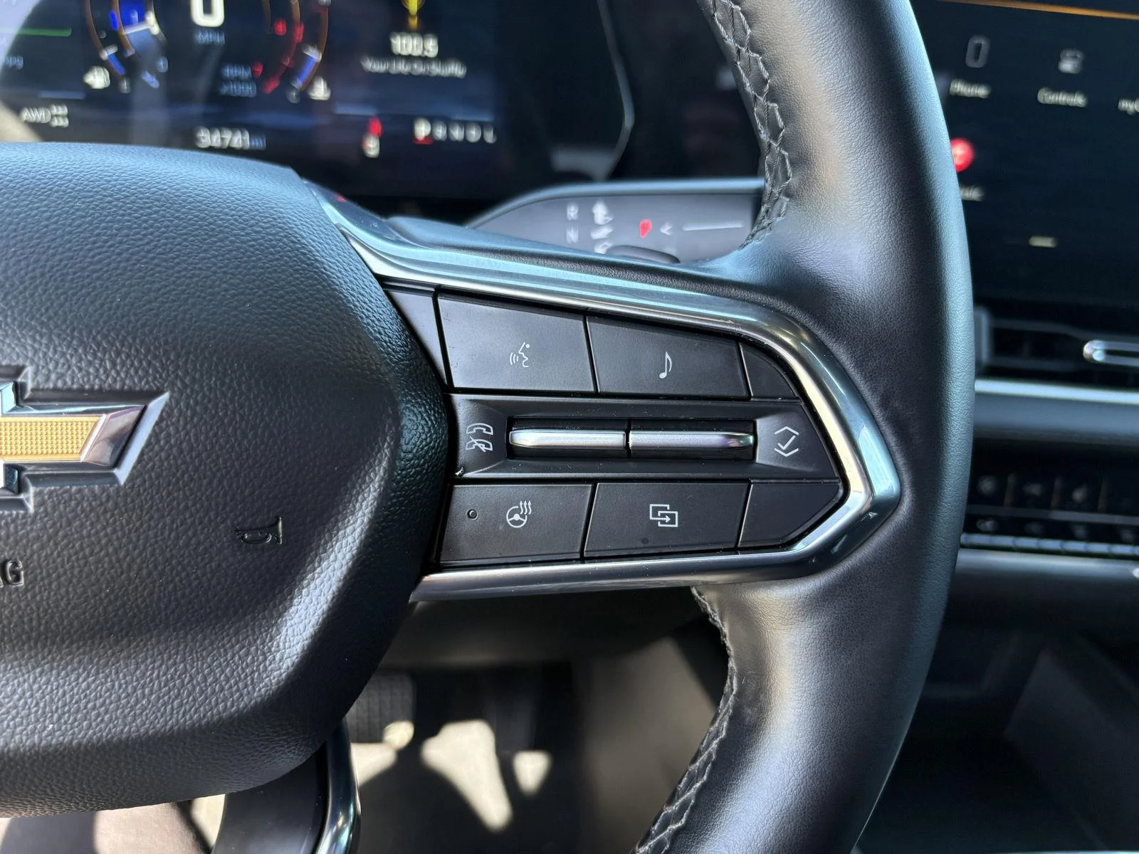 Used 2025 Sterling Gray Metallic Chevrolet AWD LT image 33