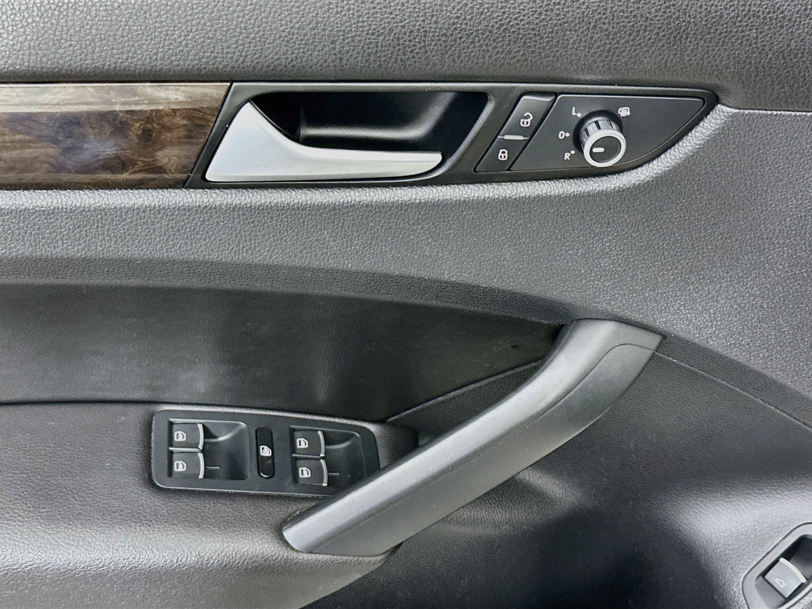 Used 2015 Titanium Volkswagen TDI SEL Premium image 18