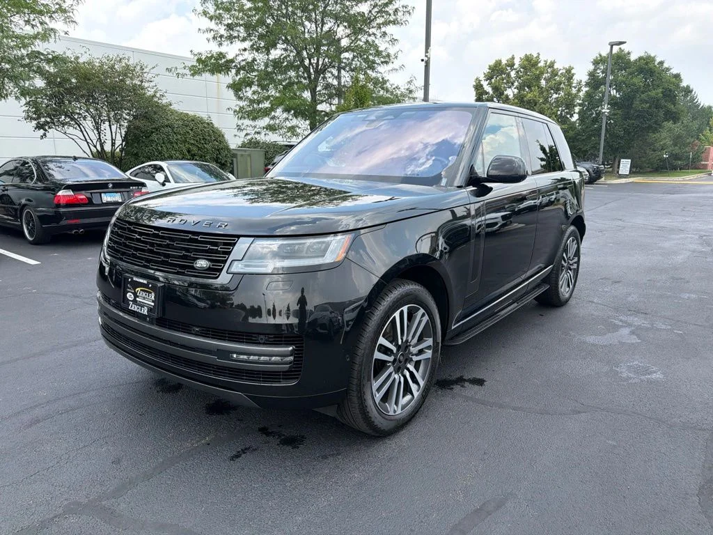 Used 2023  Land Rover SE image 1