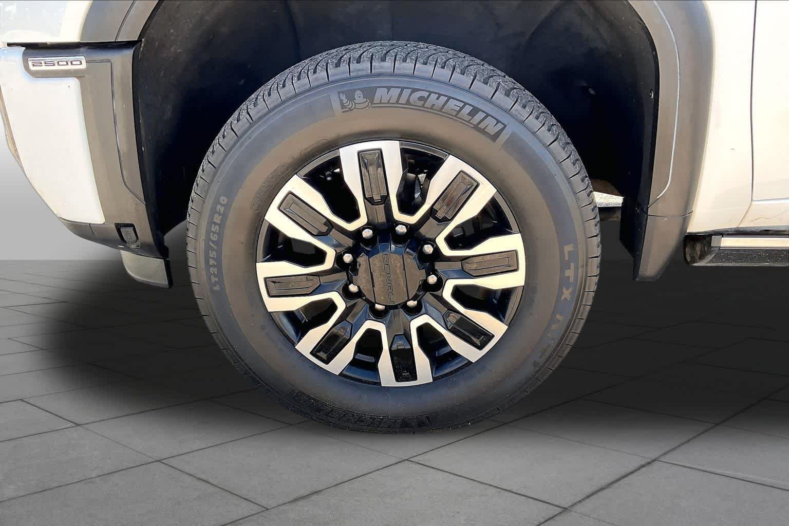 Used 2024 White Frost Tricoat GMC Denali Ultimate image 10
