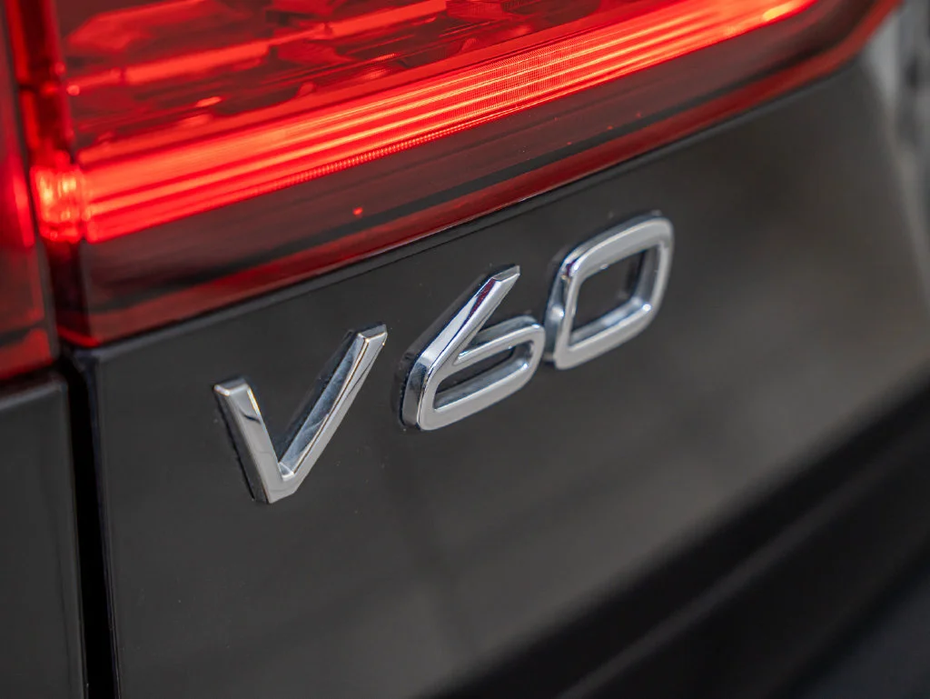 Used 2023 Onyx Black Metallic Volvo B5 Plus image 16