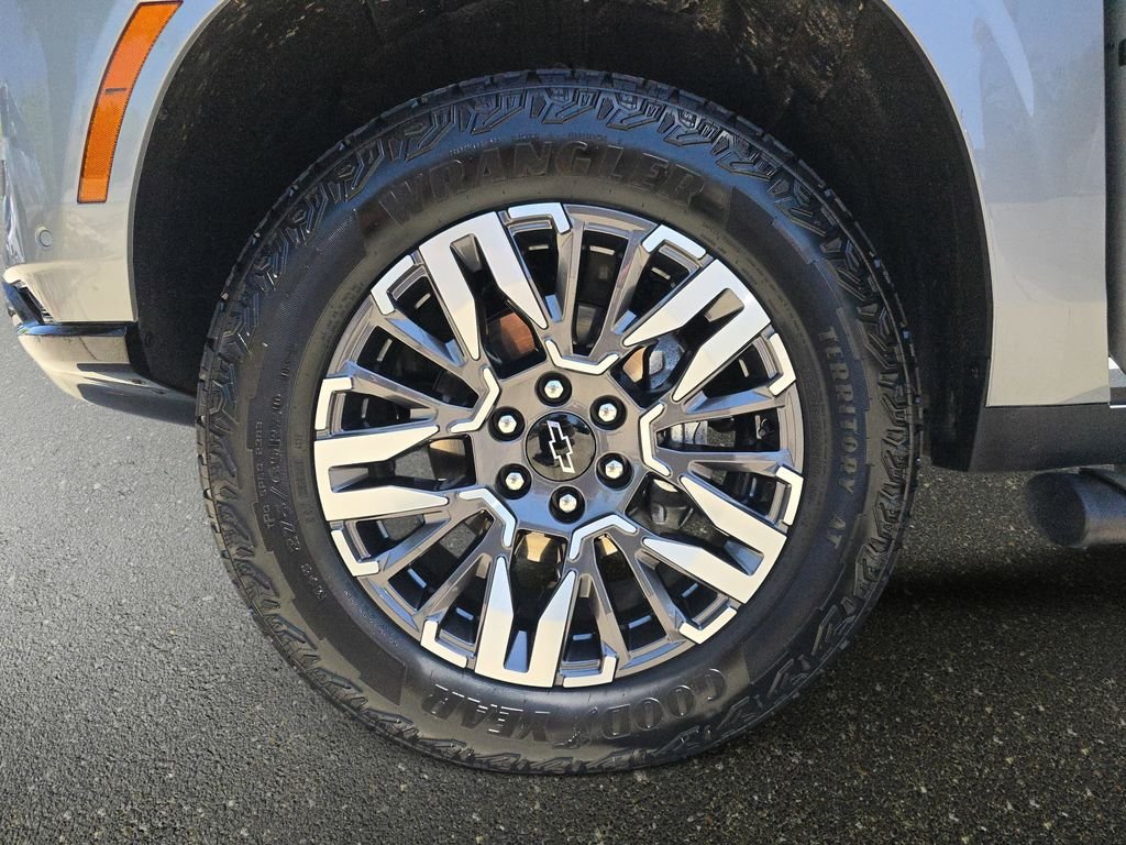 Used 2026 Gray Chevrolet Z71 image 37