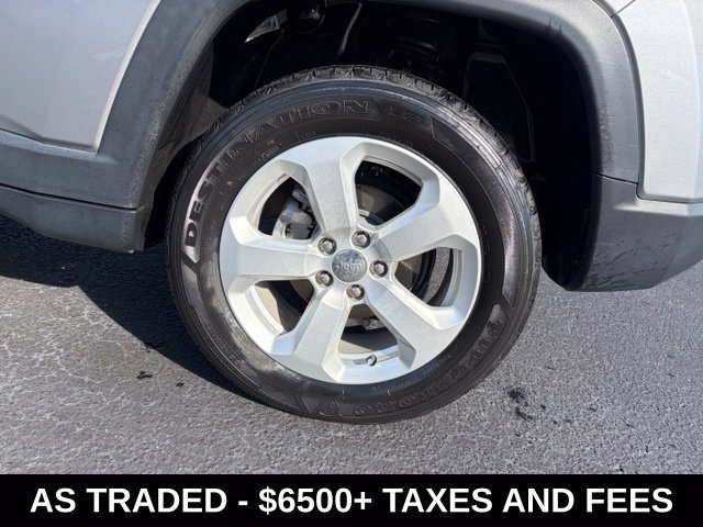 Used 2018 Silver Jeep Latitude image 10