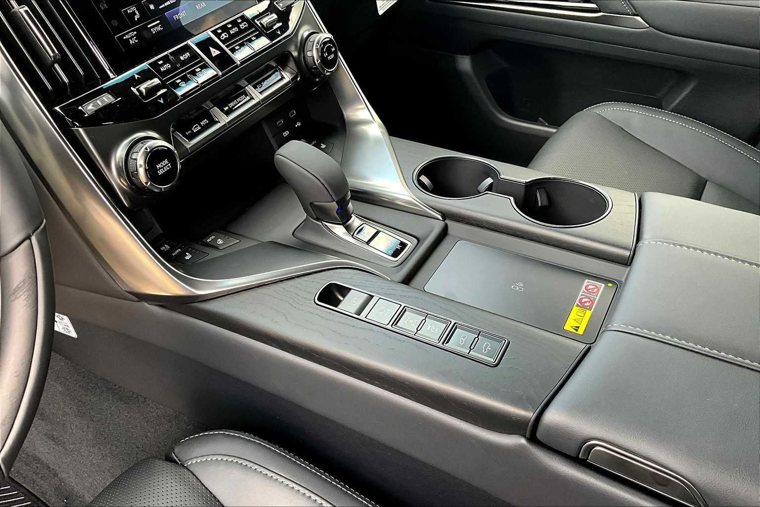 Used 2025 Eminent White Pearl Lexus Luxury image 7