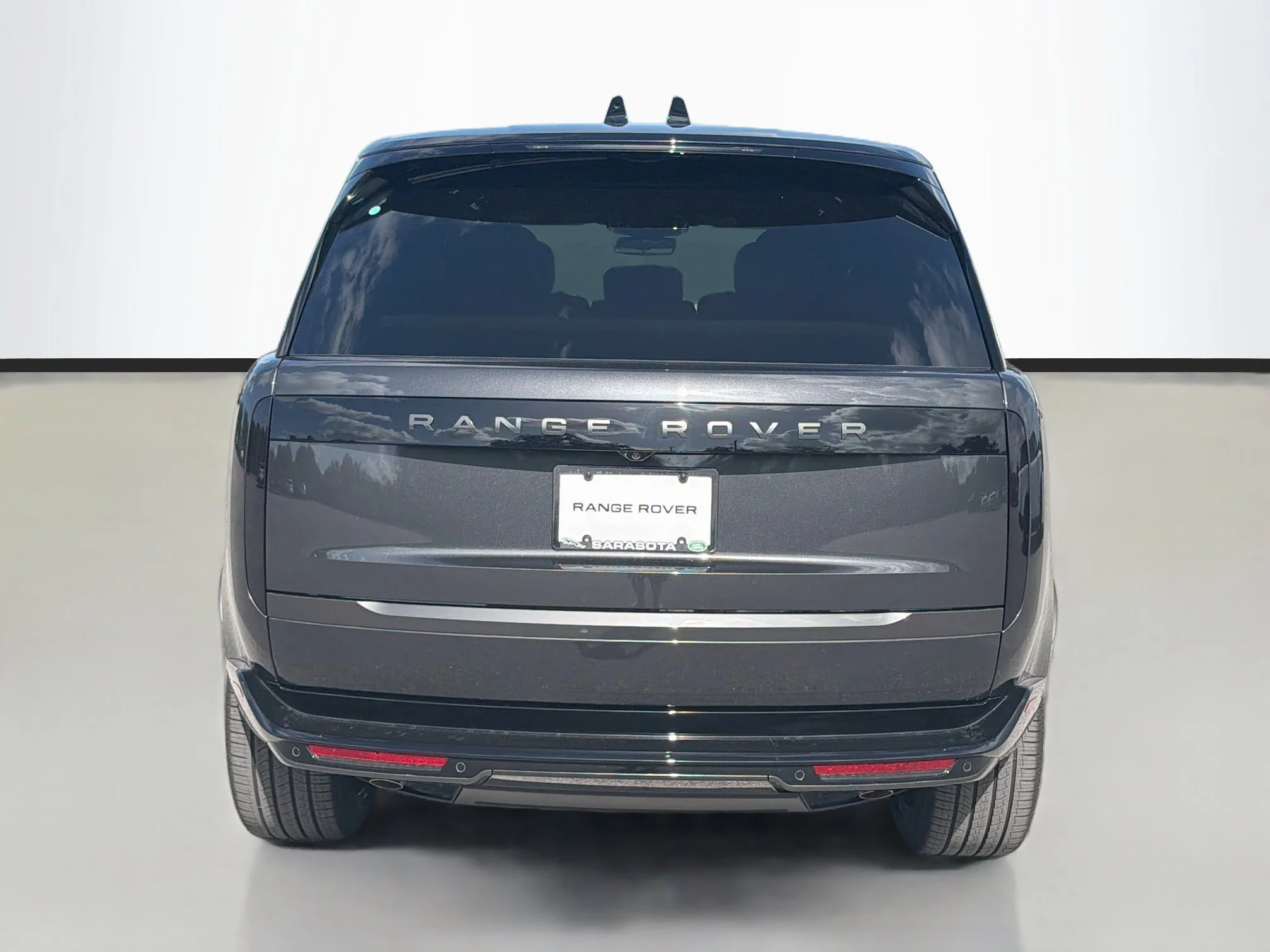 New 2026 Carpathian Grey Land Rover SE image 4
