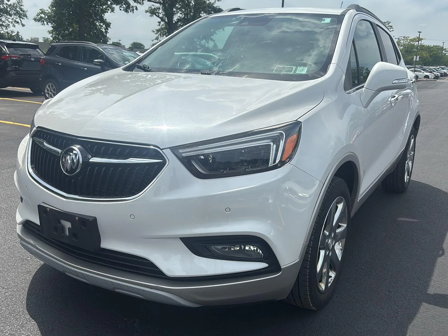 Used 2018 White Frost Tricoat Buick Premium image 3