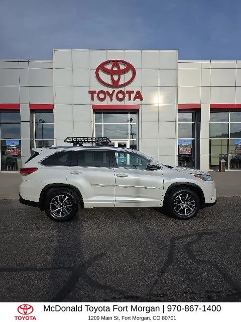 Used 2017 White Toyota XLE image 6
