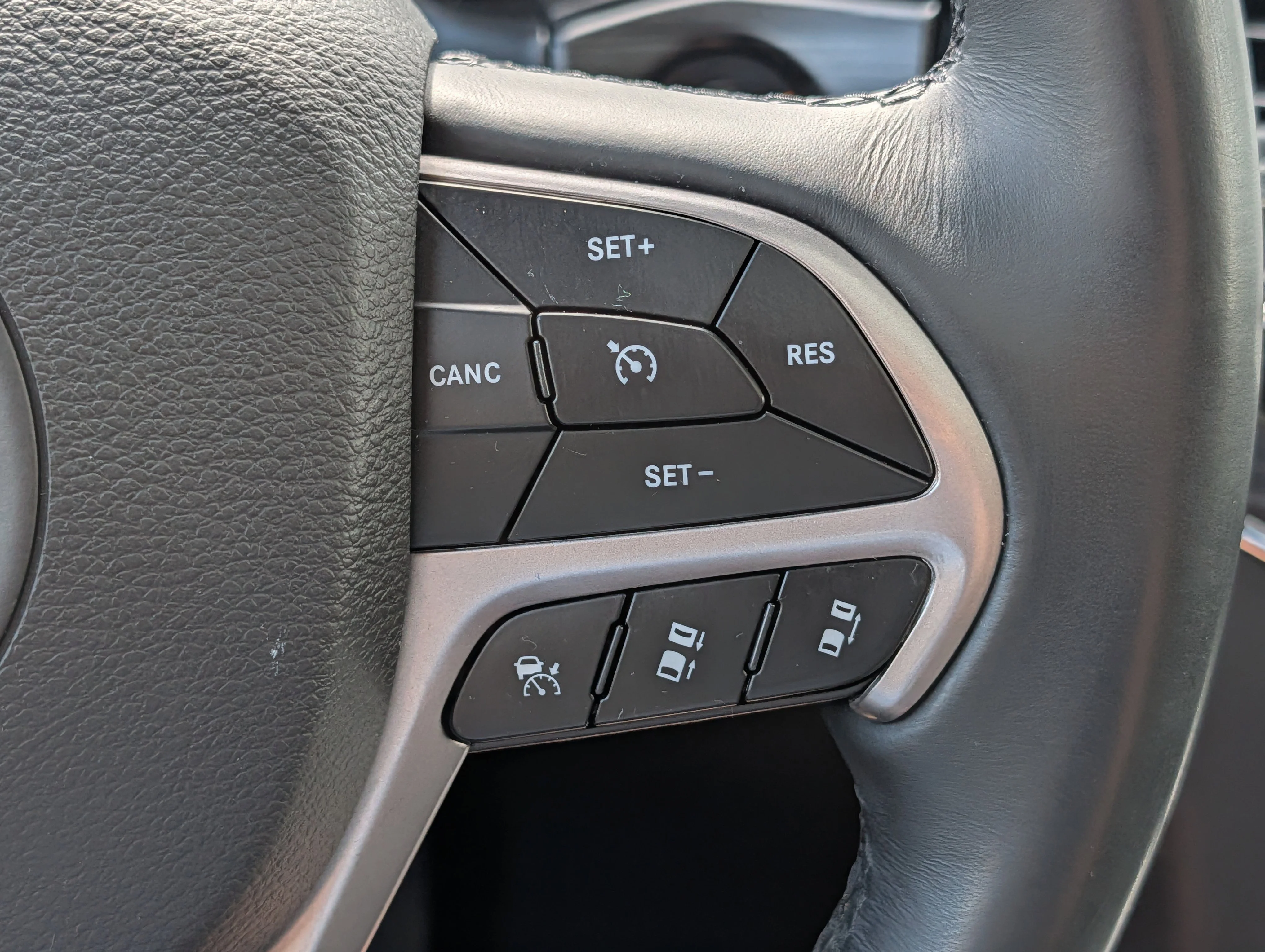Used 2019 Diamond Black Crystal Pearlcoat Jeep Limited image 24