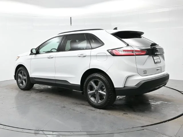Used 2024 Oxford White Ford SEL image 5