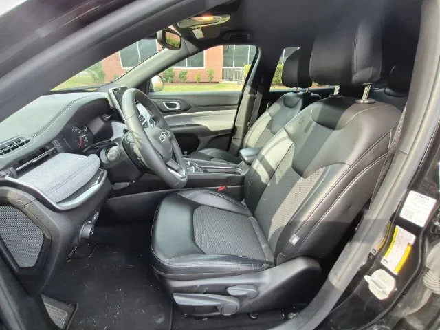 Used 2025 Black Jeep Latitude image 12