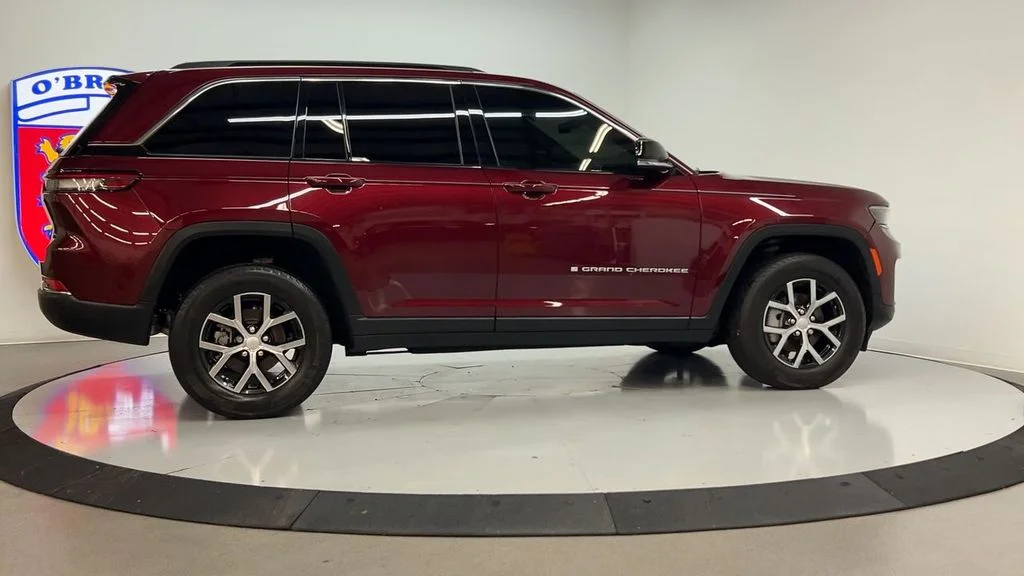 Used 2025 Velvet Jeep Limited image 4