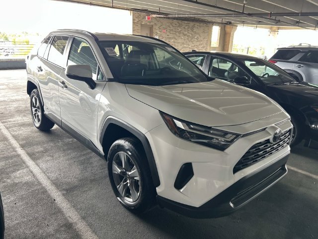 Used 2025 White Toyota XLE image 1