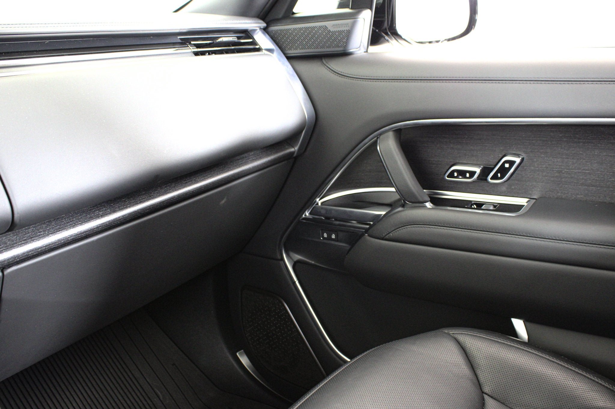 Used 2025 Black Land Rover Autobiography image 37