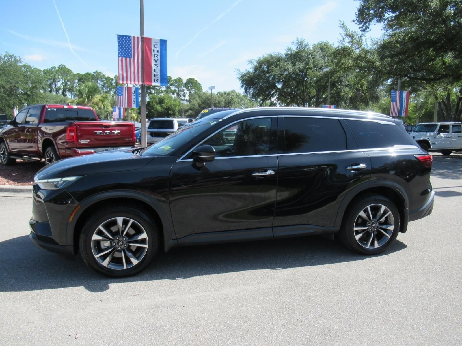 Used 2023 Black INFINITI LUXE image 4