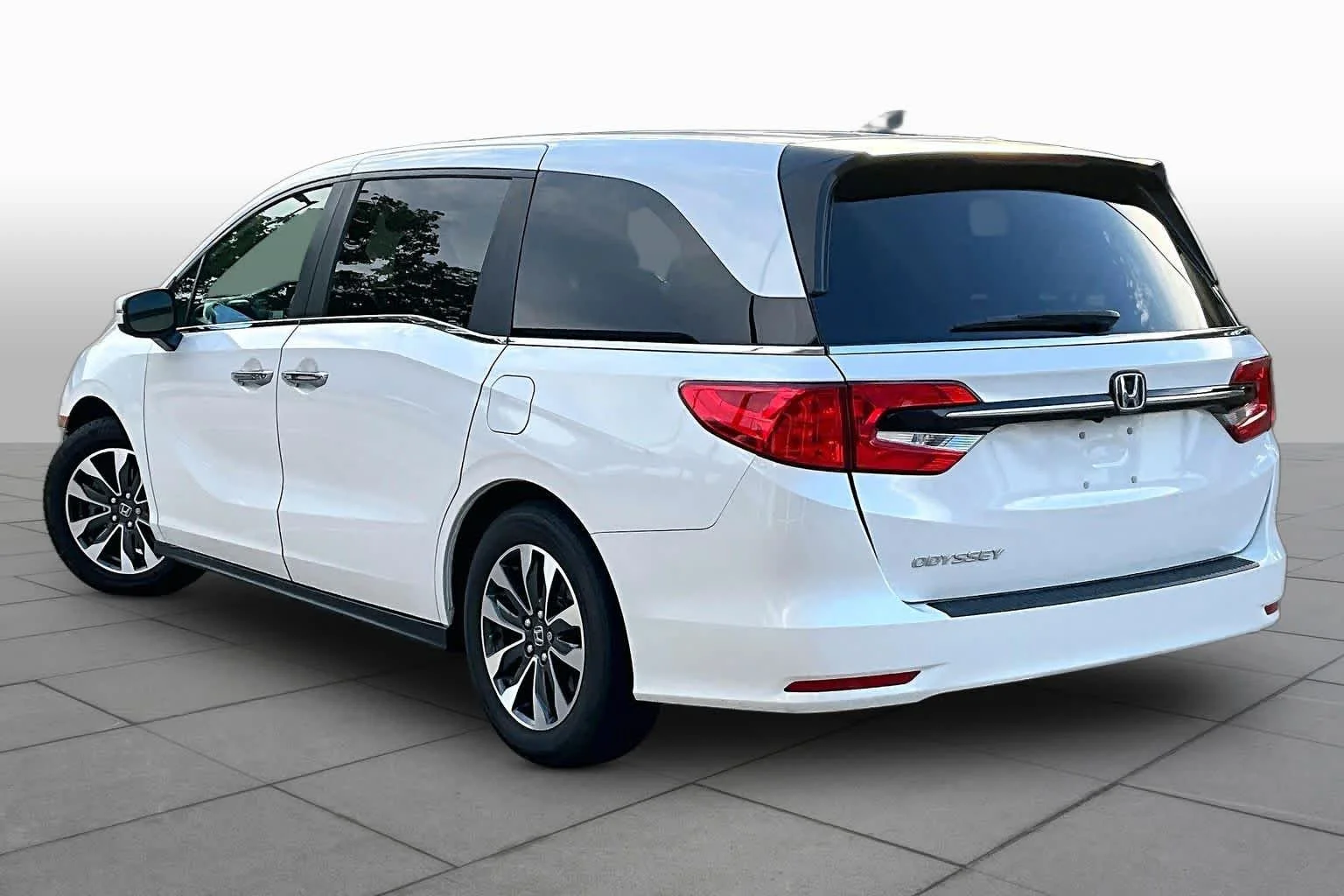 Used 2024 Platinum White Pearl Honda EX-L image 11