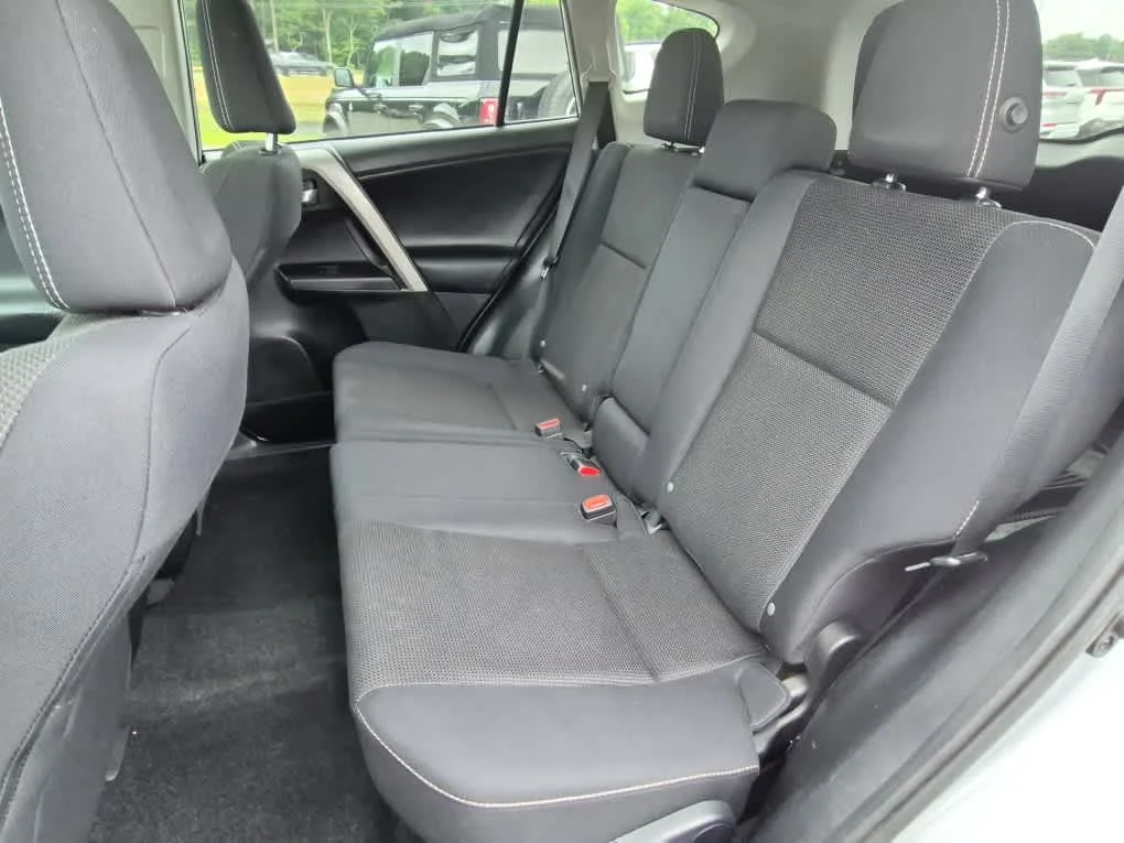 Used 2017 Silver Sky Metallic Toyota XLE image 9