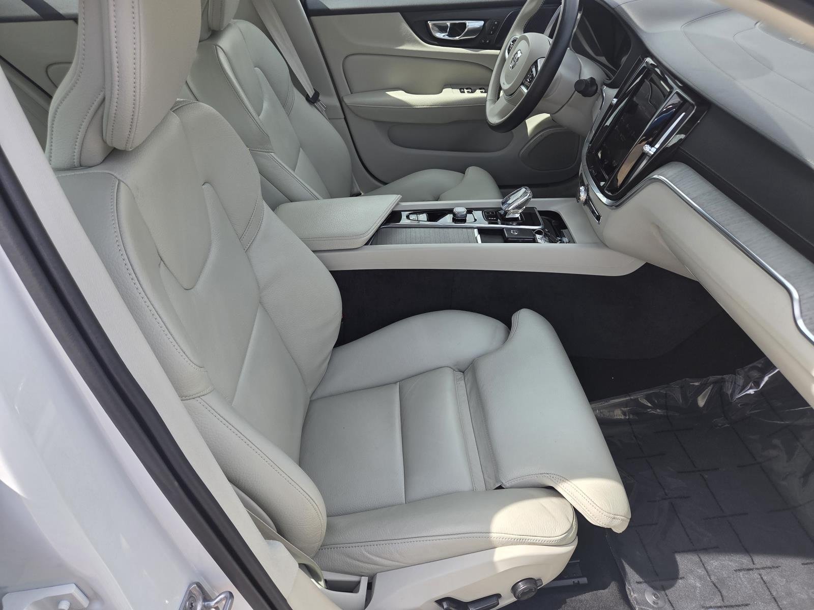 Used 2022 Crystal White Metallic Volvo Inscription image 39
