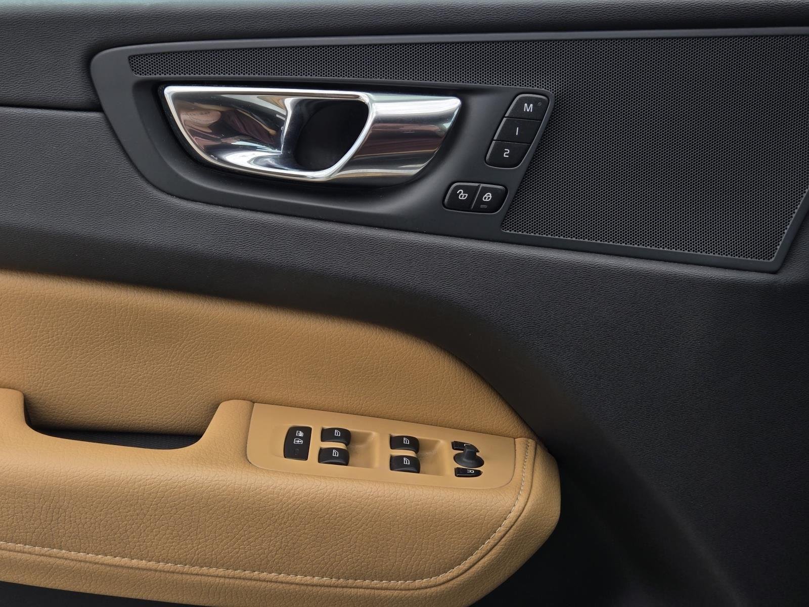 Used 2020 Ice White Volvo Momentum image 25