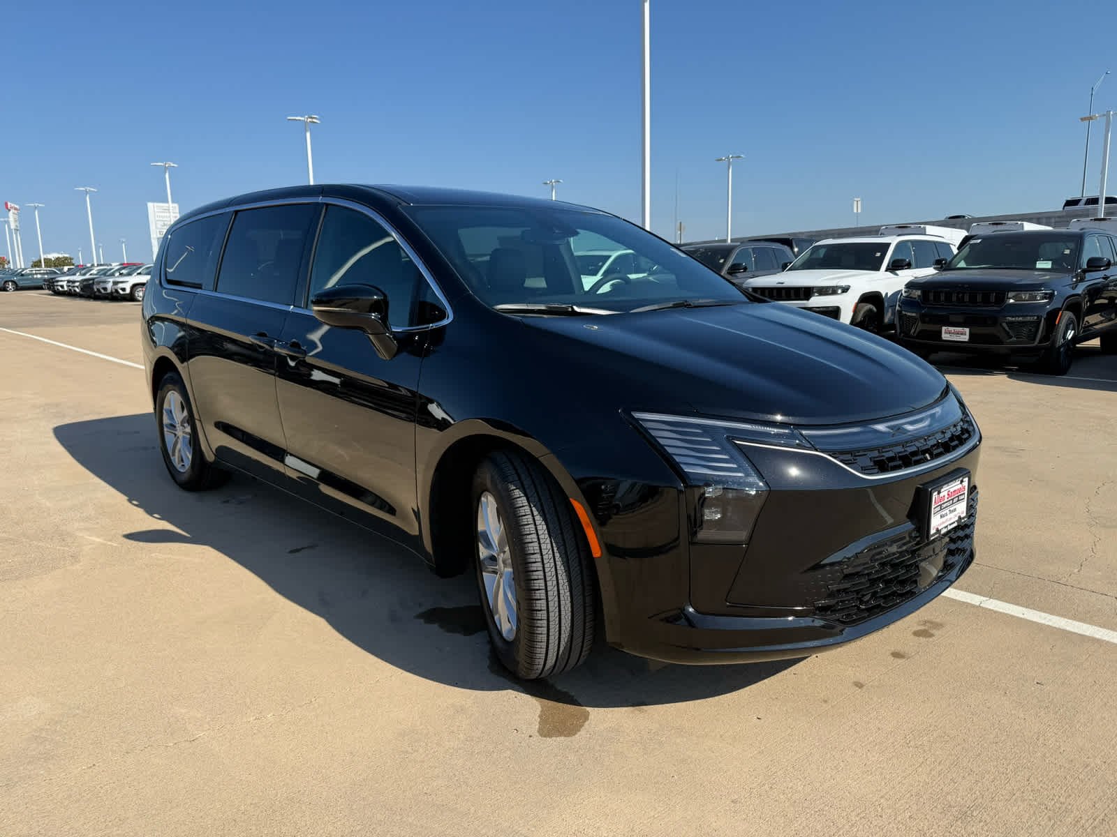 New 2027 Diamond Black Crystal Pearl-Coat Paint Chrysler Select image 4