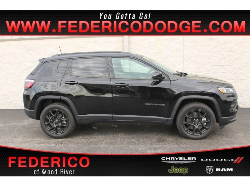 New 2026 Diamond Black Crystal Pearl-Coat Exterior Paint Jeep Latitude Altitude 4x4 image 1