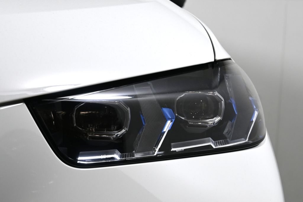 New 2026 Alpine White BMW xDrive40i image 11