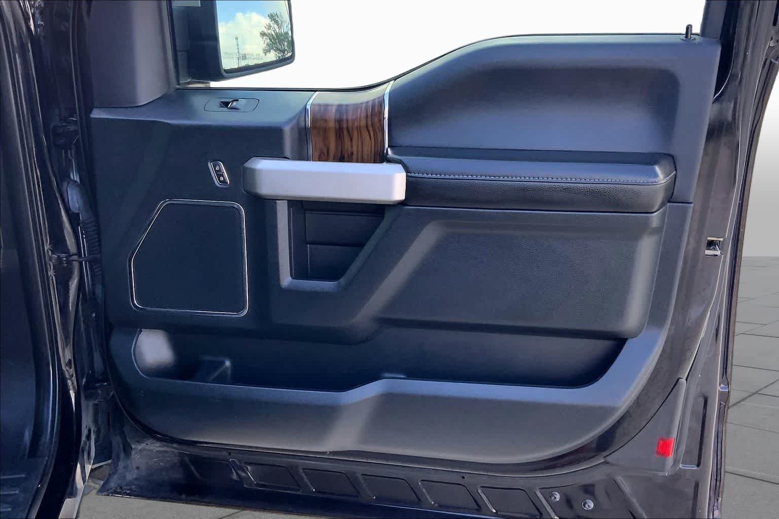 Used 2020 Agate Black Metallic Ford LARIAT image 22