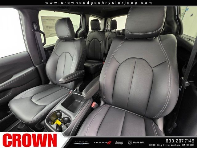New 2025 Bright White Clear-Coat Exterior Paint Chrysler Select image 23