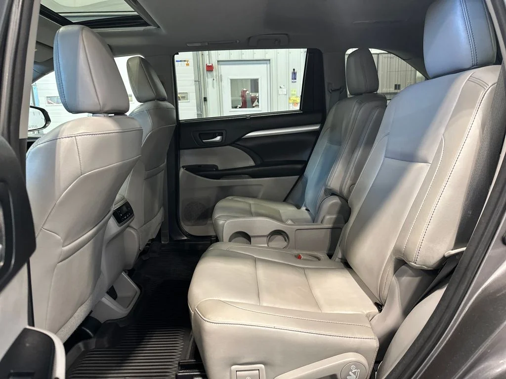 Used 2018 Gray Toyota XLE image 28
