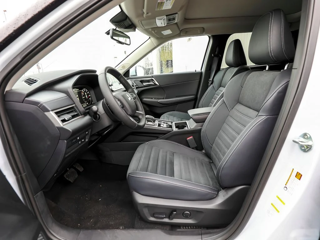 New 2025 White Diamond Mitsubishi SE image 12
