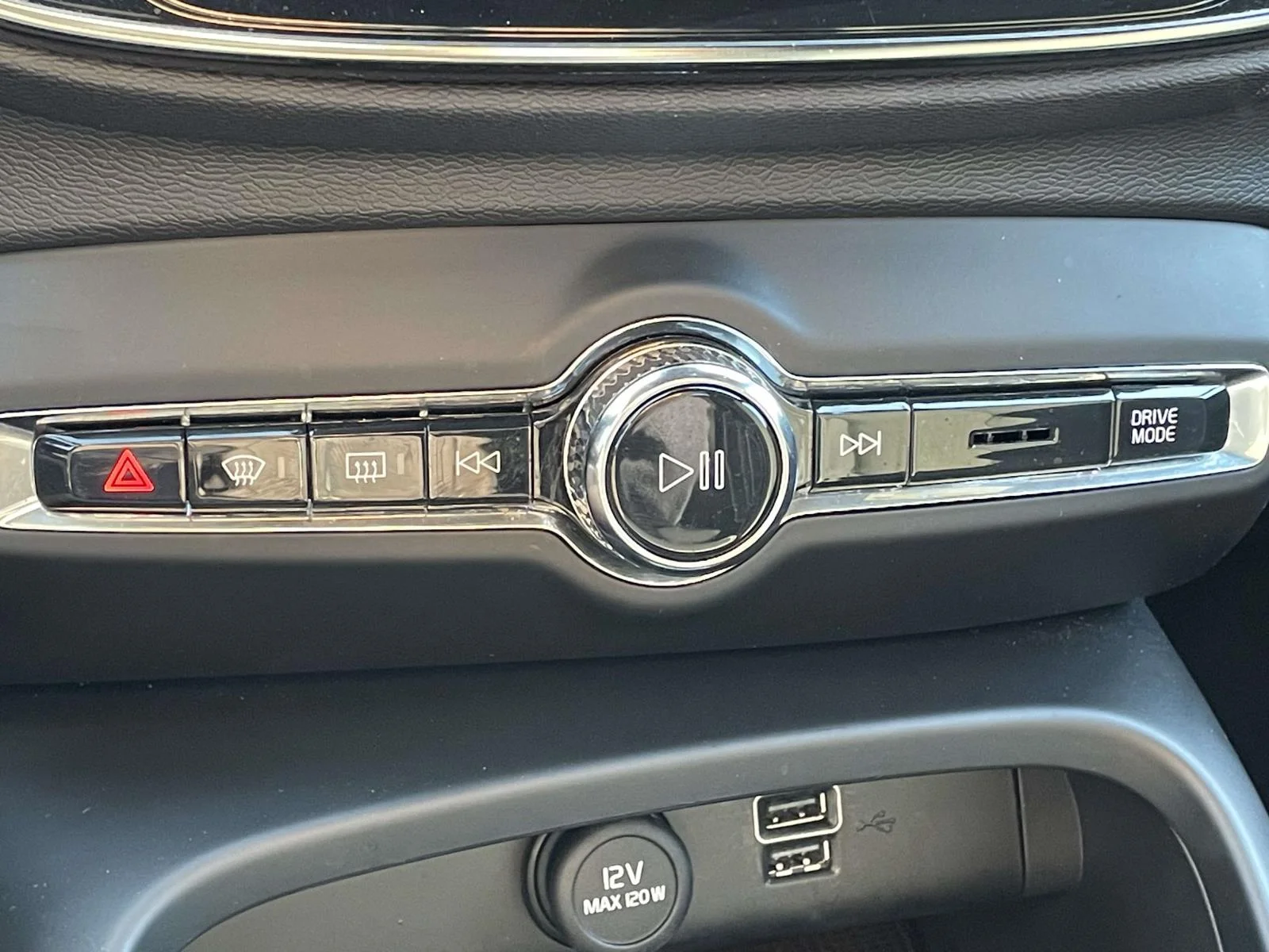 Used 2021  Volvo R-Design image 19