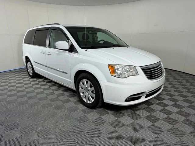 Used 2013 White Chrysler Touring image 1
