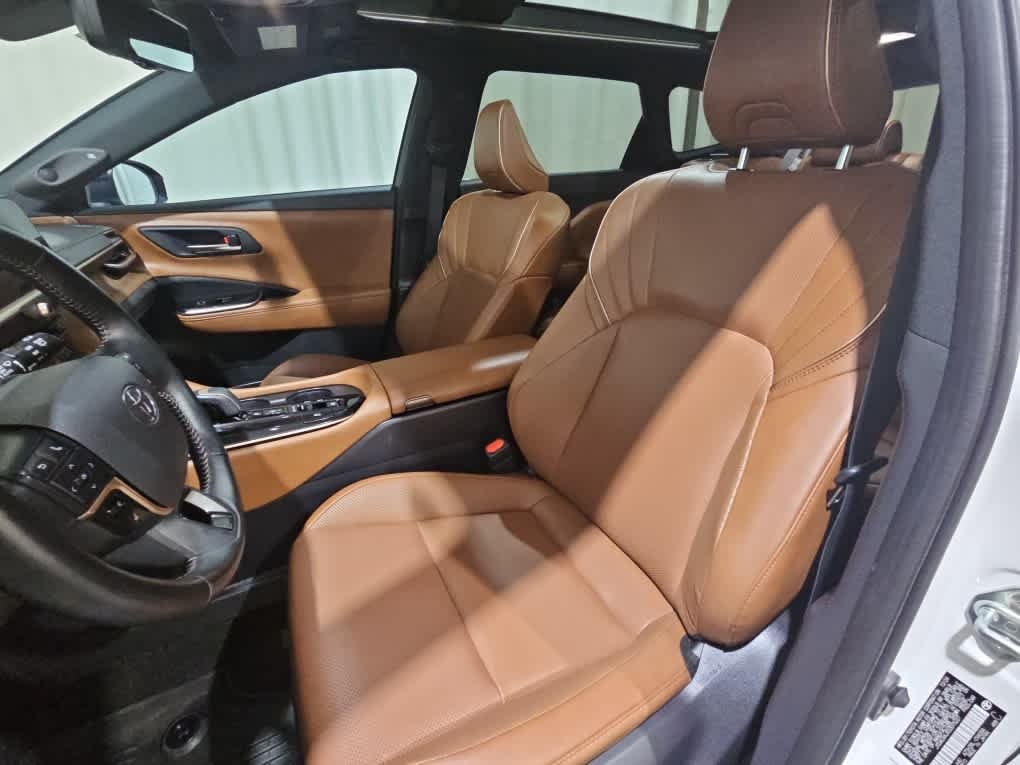 Used 2025 Oxygen White Toyota Limited image 9