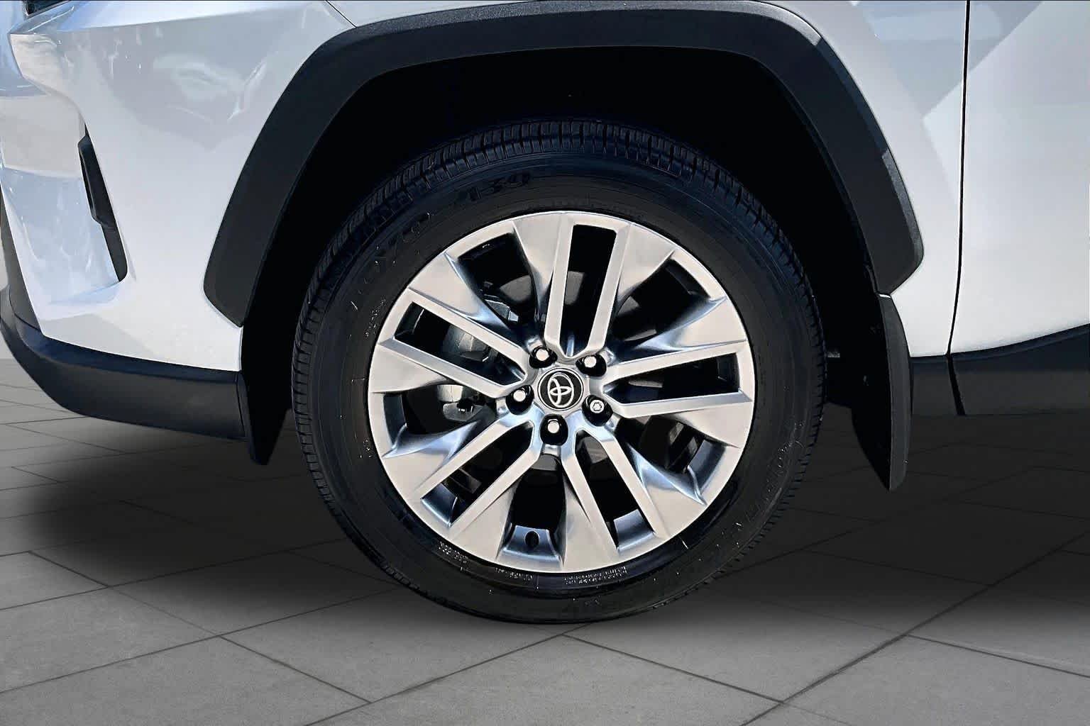 Used 2025 Wind Chill Pearl Toyota XLE Premium image 11