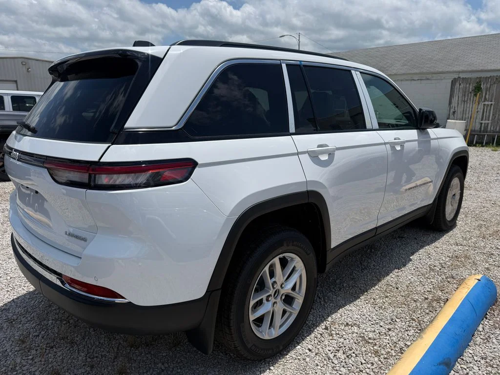 New 2026 White/off-white Jeep Laredo X image 4