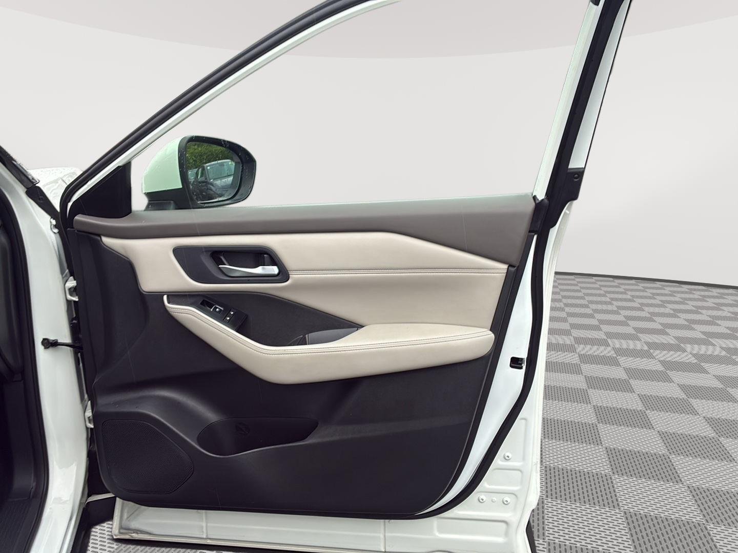 Used 2023 Pearl White TriCoat Nissan SL image 10