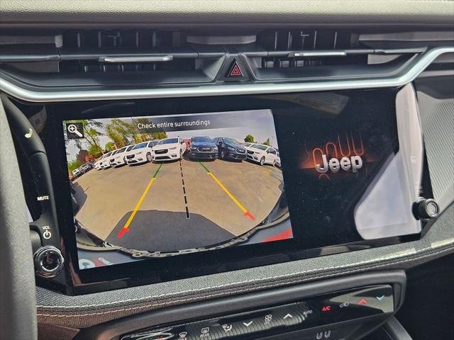 New 2026 Diamond Black Crystal Pearl-Coat Exterior Paint Jeep Laredo image 24