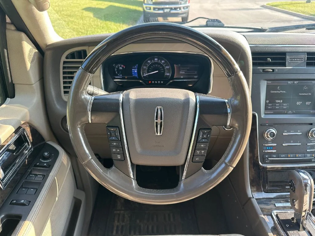 Used 2015 White Lincoln Base image 17