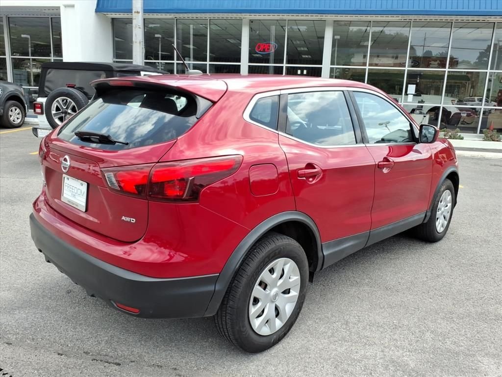 Used 2018 Ruby Nissan S image 9