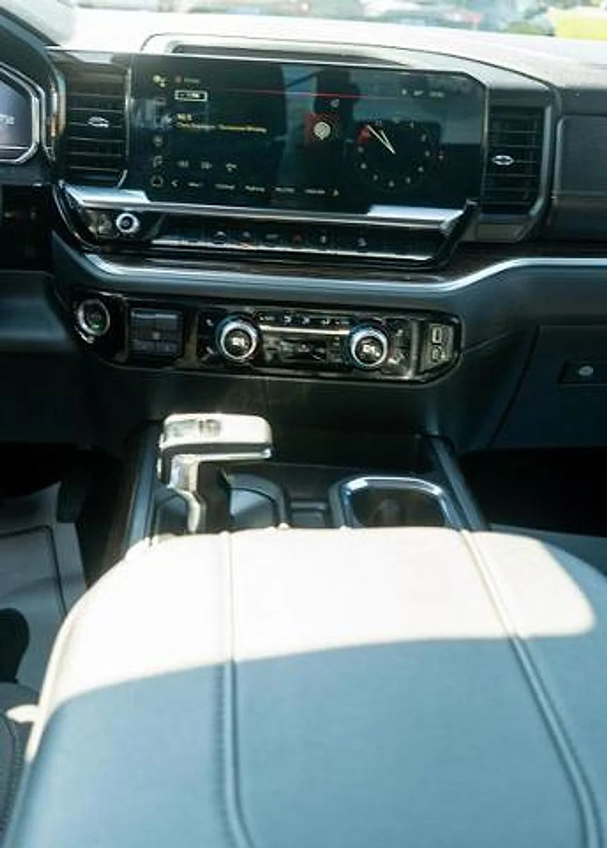 Used 2025 Summit White GMC Elevation image 14