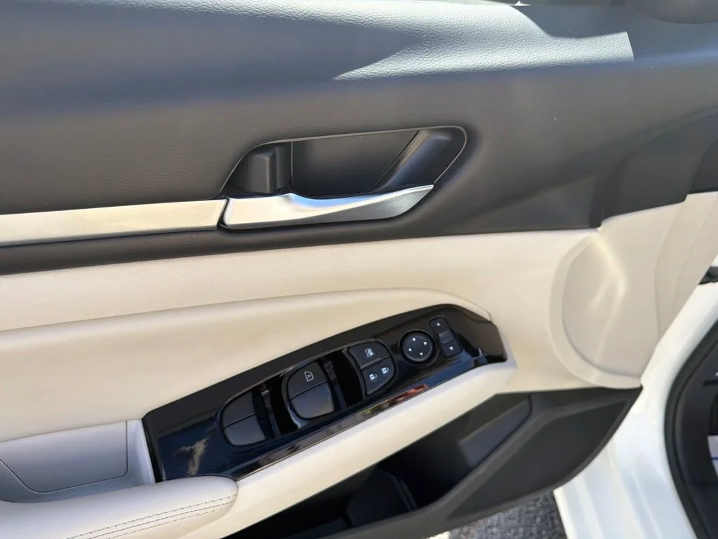 Used 2023 White Nissan 2.5 SV image 13