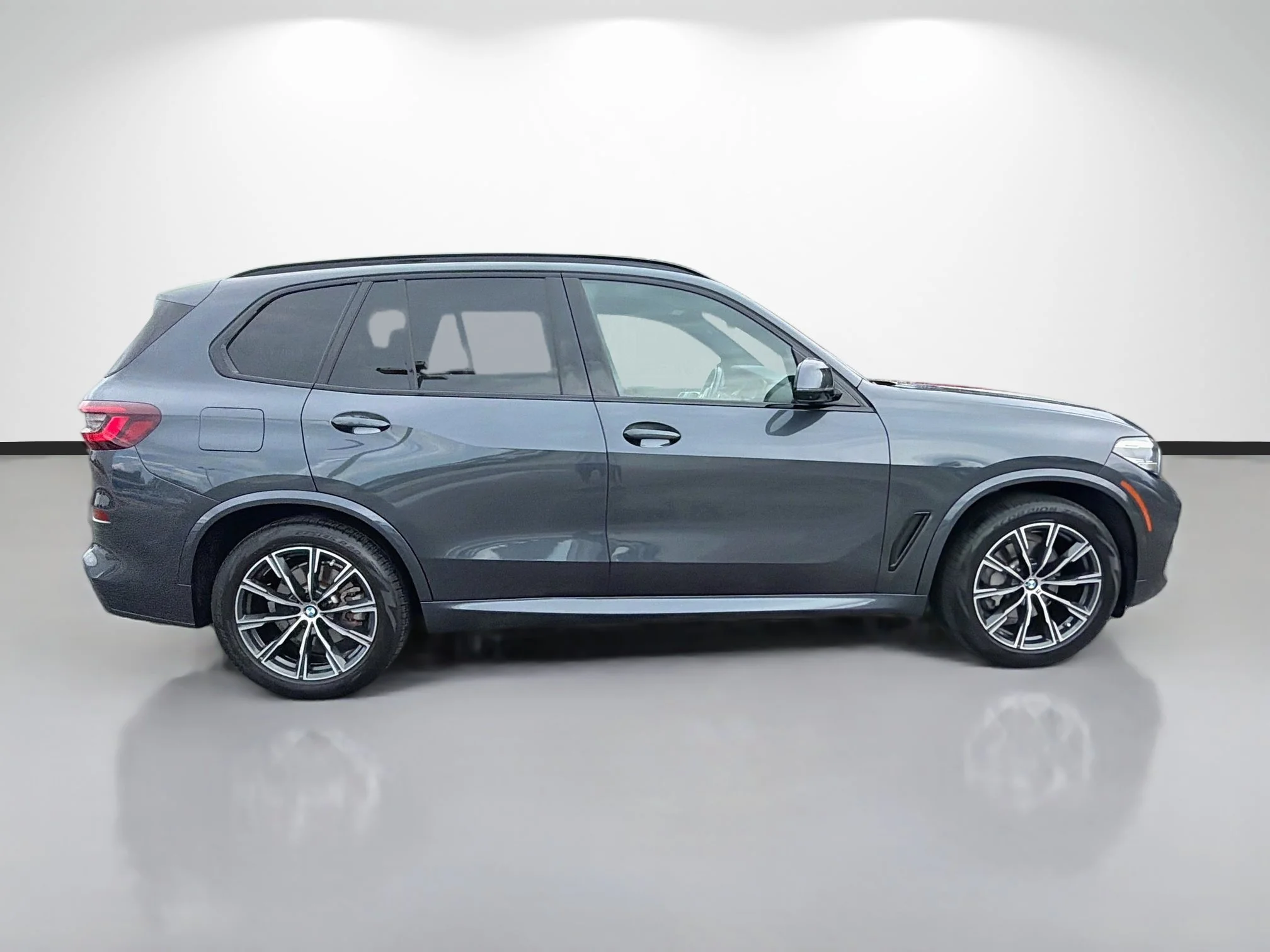 Used 2022 Arctic Grey Metallic BMW sDrive40i image 2