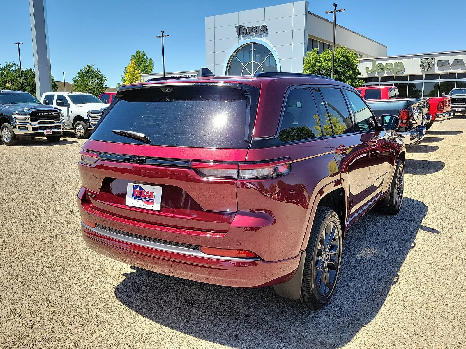 New 2026 Velvet Red Pearlcoat Jeep LIMITED RESERVE 4X4 image 4