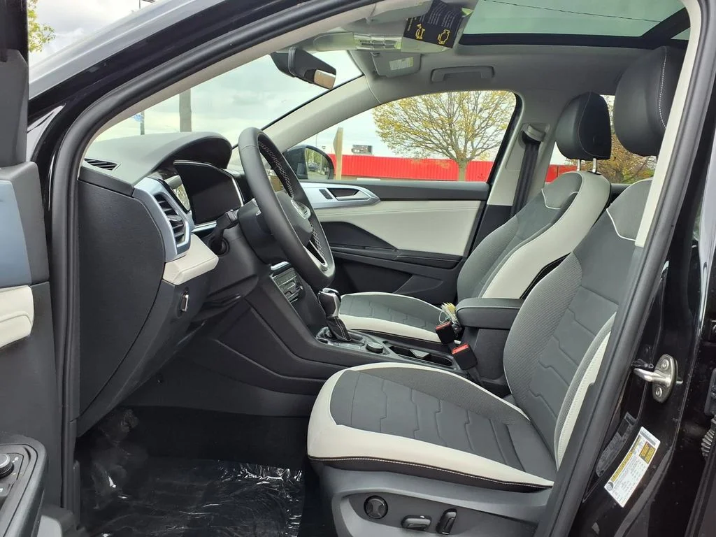 New 2026 Deep Black Pearl Volkswagen 1.5T SE image 7