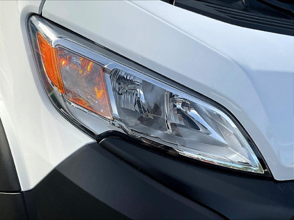 Used 2025 White Ram Base image 30