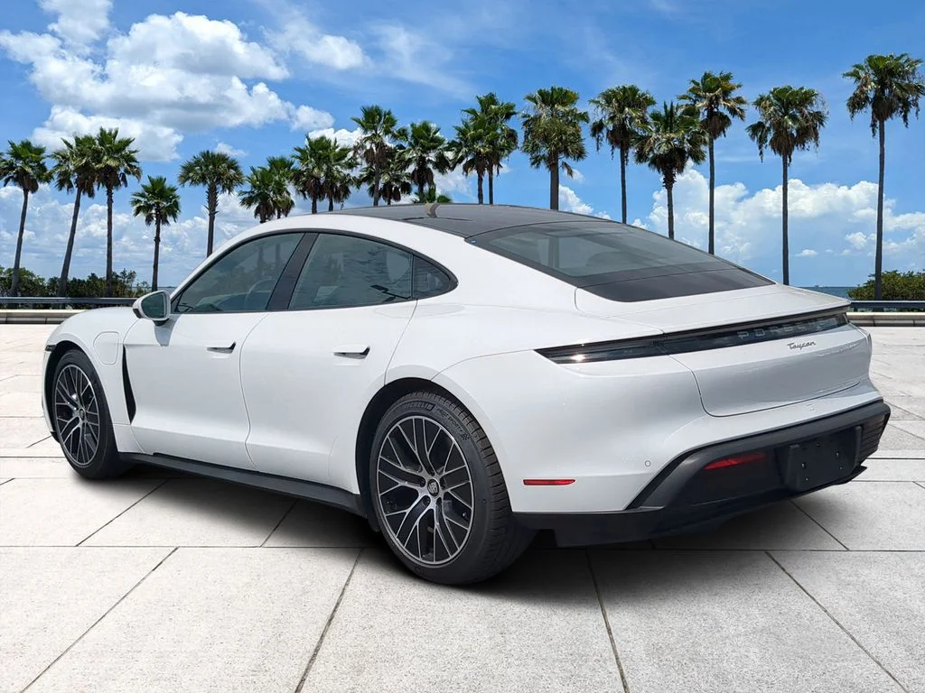 Used 2024  Porsche Base image 5