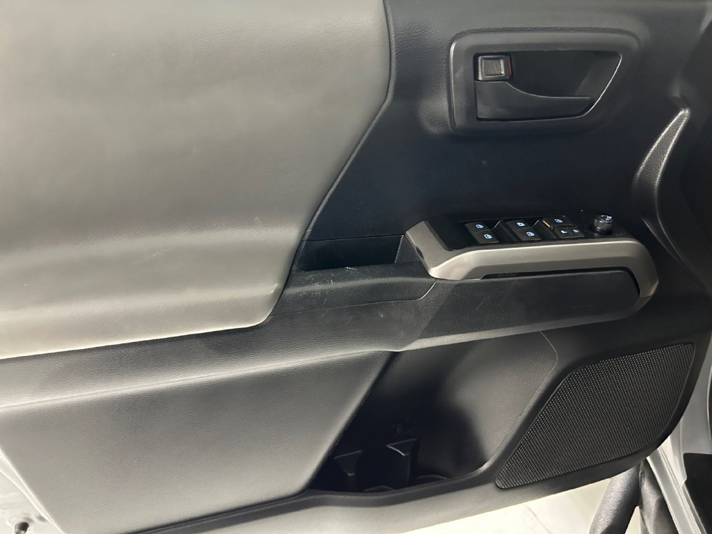 Used 2020  Toyota SR5 image 12
