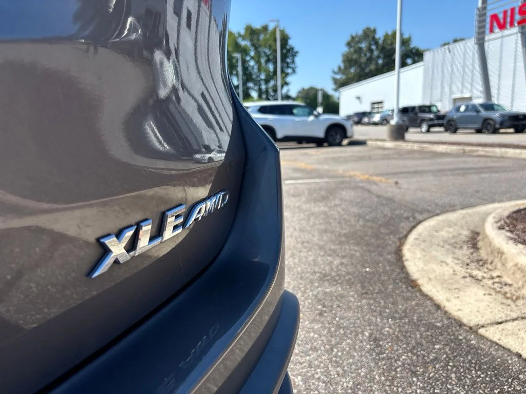 Used 2016 Gray Toyota XLE V6 image 16