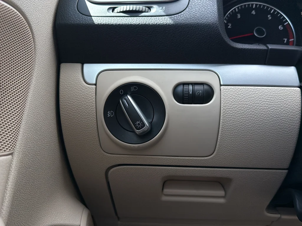 Used 2014 Brown Metallic Volkswagen Komfort Edition image 13