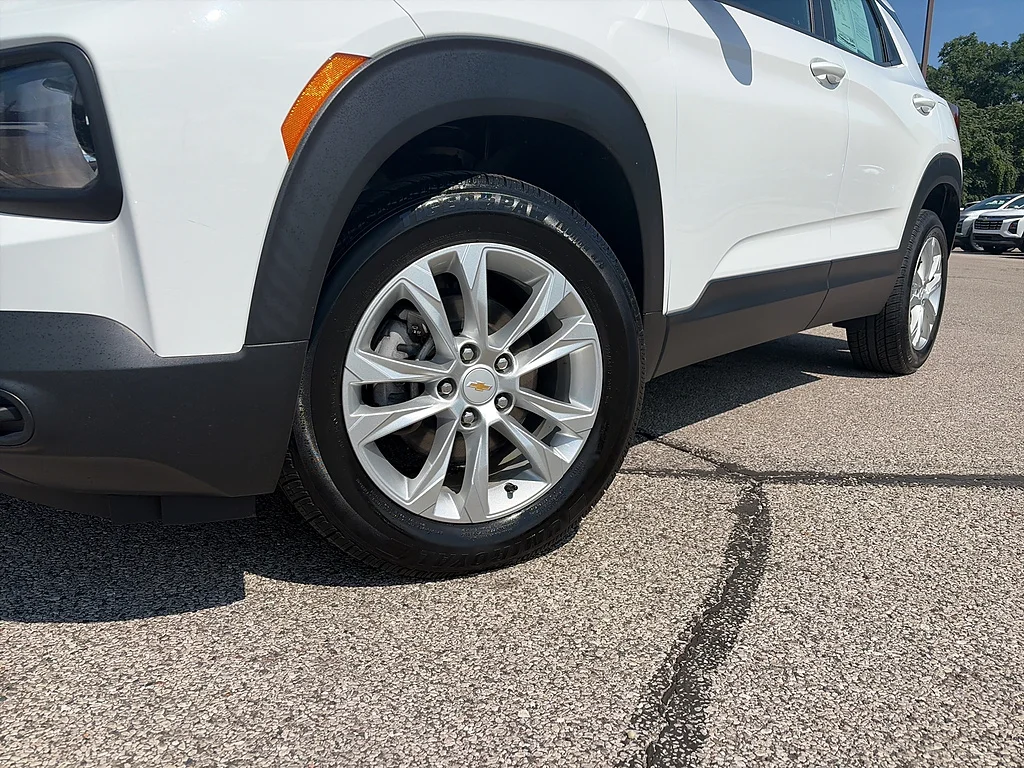 Used 2021 Summit White Chevrolet LS image 2